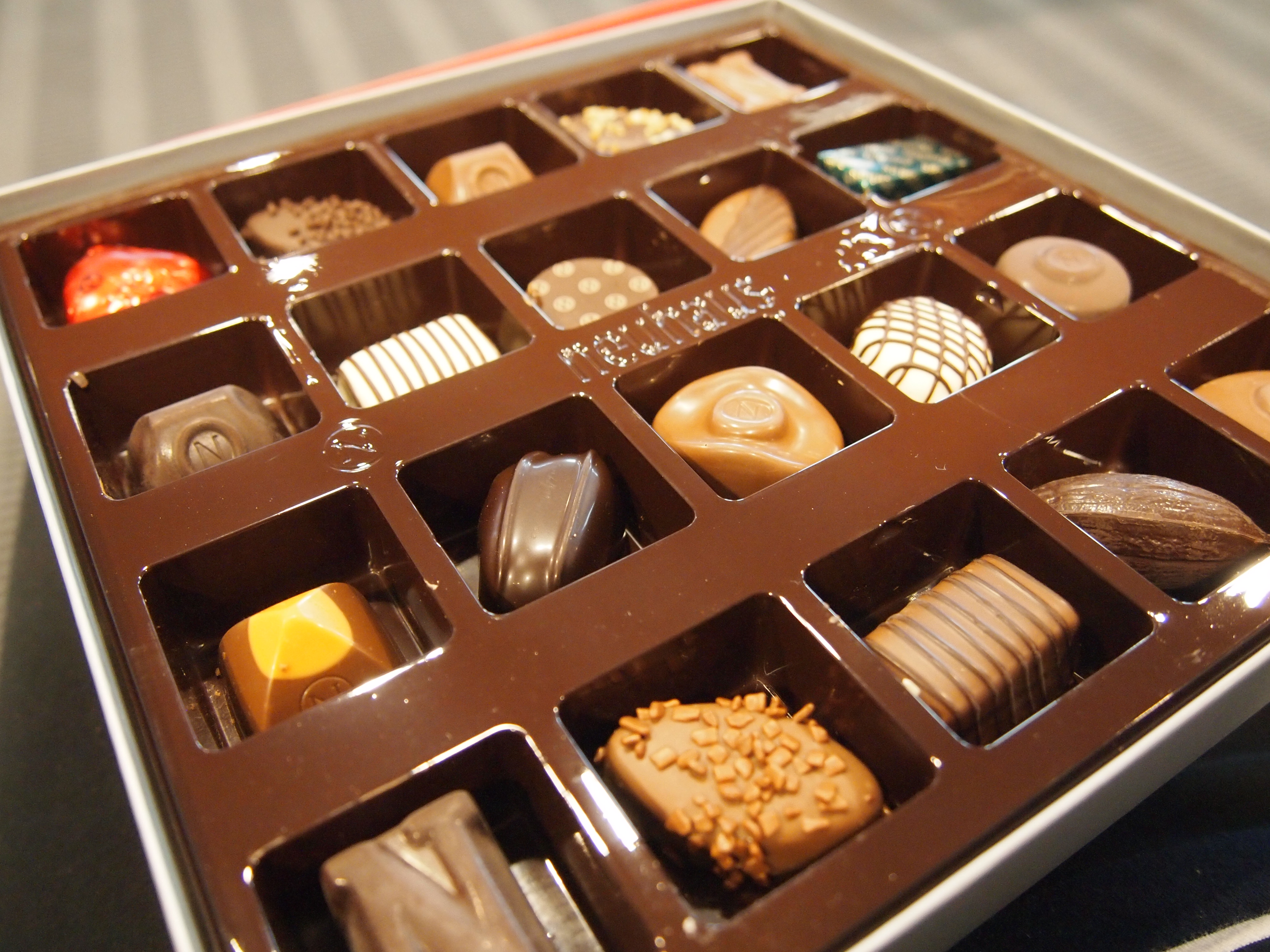 Качественный шоколад в россии. Шоколадные конфеты. Коробка шоколадных конфет. Конфеты в коробке. Конфеты шоколадные в коробке.